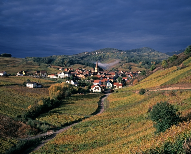 vue aérienne d'un petit village de campagne