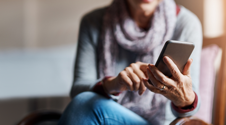 Femme sur smartphone