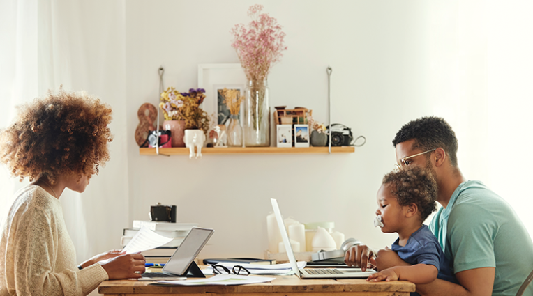 Famille en train de remplir des papiers administratifs