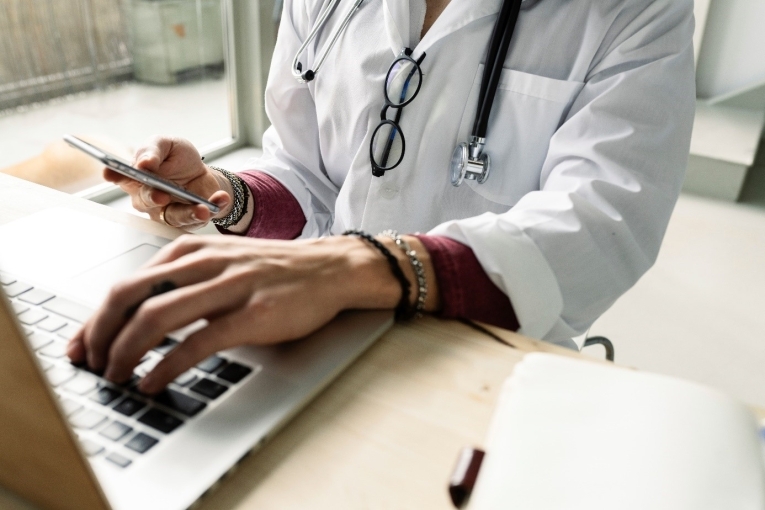 docteur sur un ordinateur