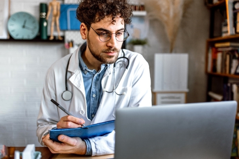 docteur sur un ordinateur