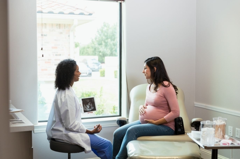 sage_femme_discutant_avec_une_patiente_enceinte