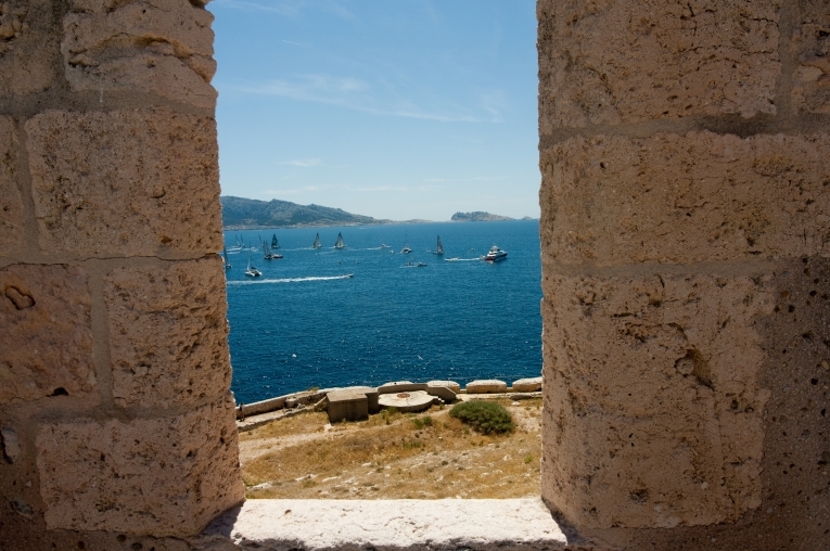 vue de voiliers qui navigue depuis le port de Marseille