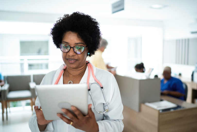 Médecin sur une tablette