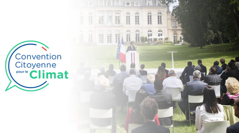 A gauche : le logo de la convention citoyenne pour le climat. A droite : un parterre d'auditeurs dans le jardin de l'Elysée devant un discours d'Emmanuel Macron.