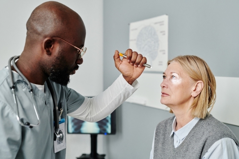 Un médecin et une patiente