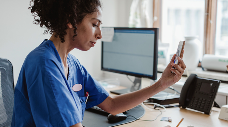 Médecin en téléconsultation