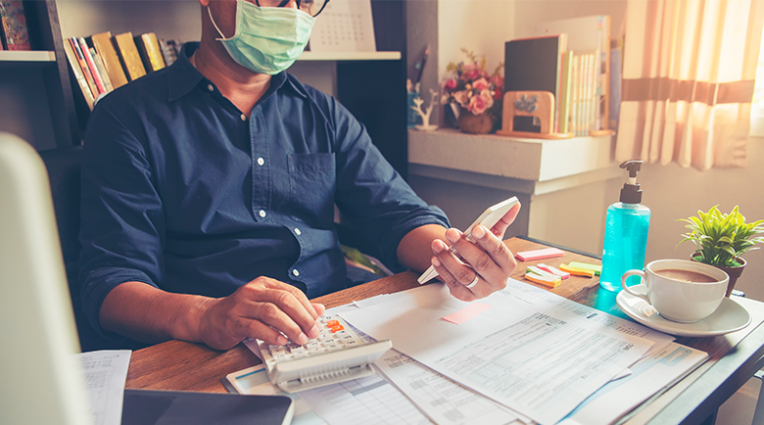 Médecin au cabinet en train de calculer