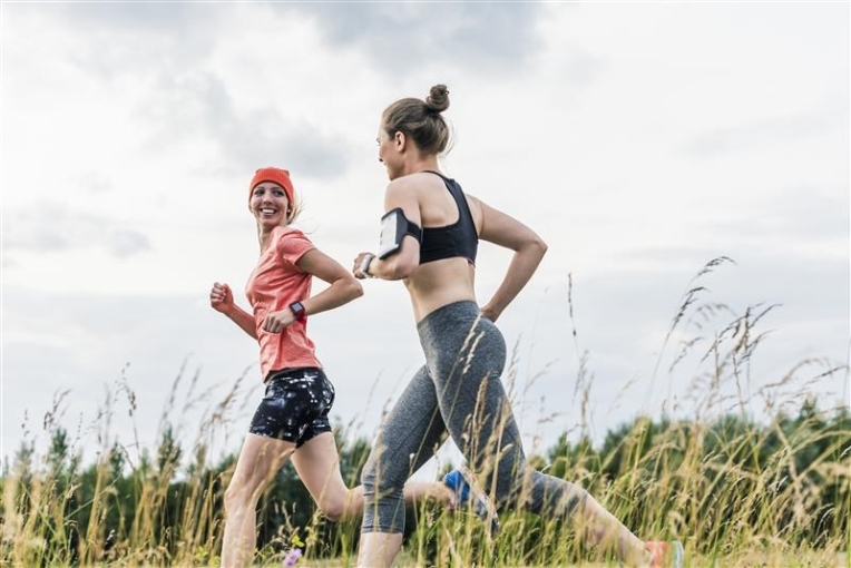 Deux femmes qui font du sport