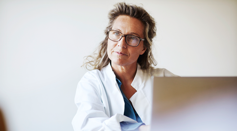 Médecin femme à l'écoute