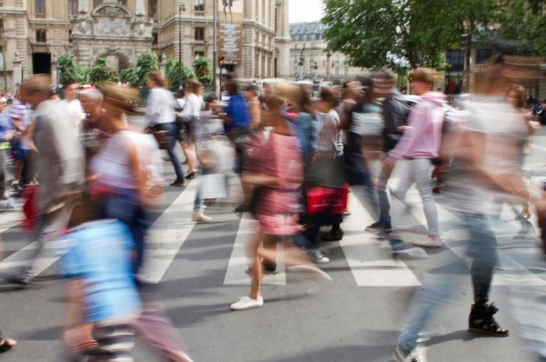 Foule de personnes dans les rues de Paris 9ème arrondissement