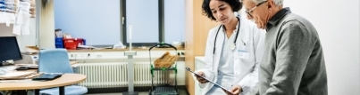 Médecin parlant avec un patient