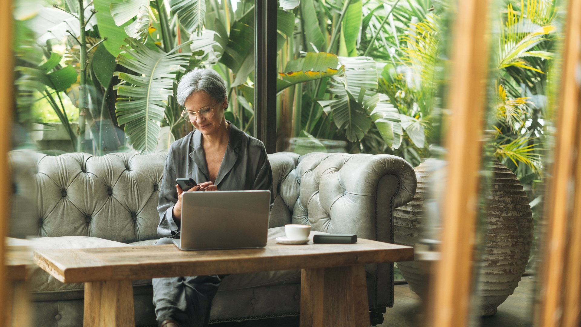 Personne qui consulte son téléphone